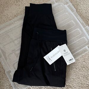 NWT Sz 4 Athleta Black Trekkie North Crop Joggers